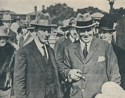 到达英国。塞西尔·福斯特（Cecil Foster）上尉及其首席官格雷夫森德（Gravesend），1923年8月，1936年 作者 不明