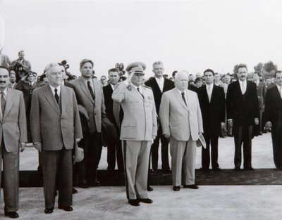 1955年5月26日，苏联代表团抵达南斯拉夫贝尔格莱德。 作者 不明