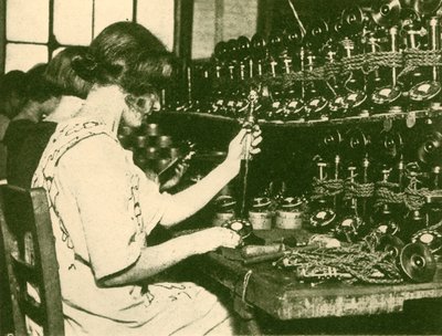 组装准备分发给订户的新自动电话，c1930。 作者 不明