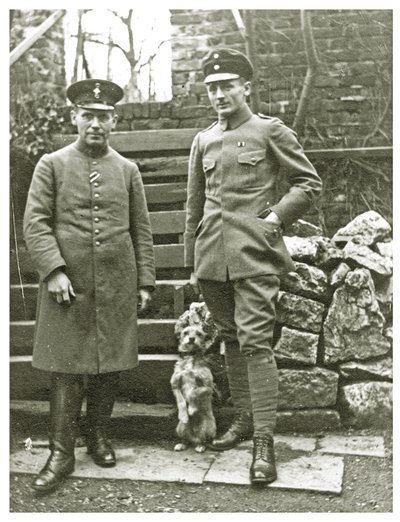 奥地利或意大利士兵与一只狗，1918年2月(照片) 作者 不明