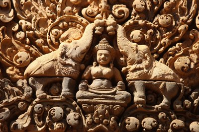 Banteay Srei Temple at Angkor in Cambodia. Lakshmi, Hindu goddess of wealth and wife of god Vishnu, is sprinkled with holy water by two elephants Siem Reap Cambodia 作者 不明