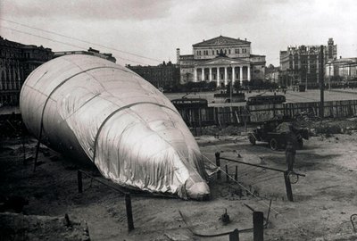 1942年，苏联莫斯科大剧院的弹幕气球 作者 不明