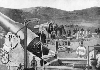 1904年5月日俄战争中，炮兵连队轰炸亚瑟港。 作者 不明