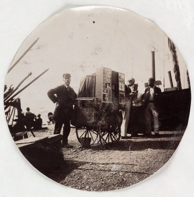 “海滩摄影师”，1890 年 作者 不明