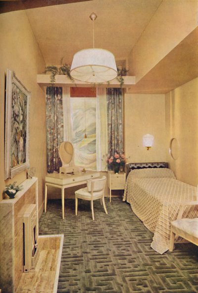 卧室由埃里斯·高登（EsméGordon），阿里阿里（ARIAS）和阿里阿斯（ARIAS）设计，希腊式钥匙设计W威尔顿地毯（J） 作者 不明