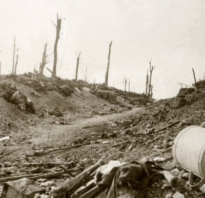 在法国北部索姆省Chaulnes之前，c1914-c1918 作者 不明