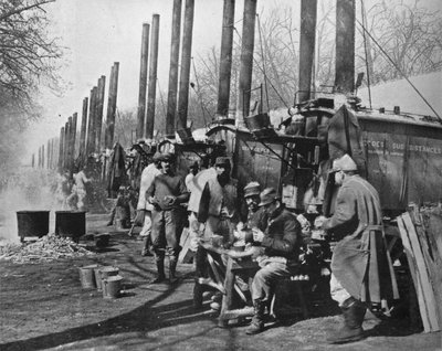 法国线后面，隶属于法国军队的野战厨房，1915年 作者 不明