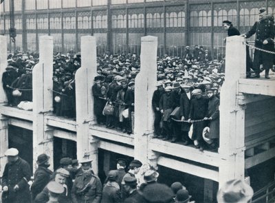 1914年，在奥斯坦德（Estend）港口上的比利时难民等着一条船将他们带到英国。 作者 不明
