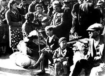 1940年7月，在巴黎北火车站（Gare du Nord）外面带着自行车和财物的比利时难民 作者 不明