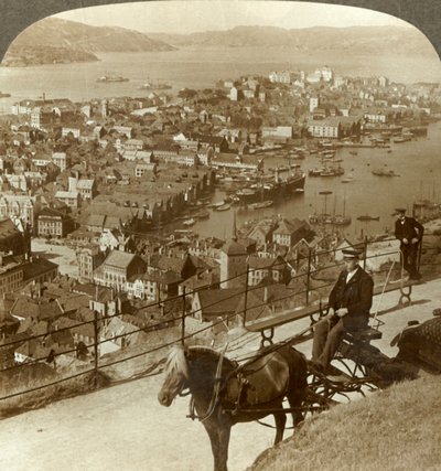 卑尔根（Bergen），位于弗洛伊德海峡（Floifjeld）的西边，在海港右侧和遥远的Puddefjord，挪威，建于1905年。 作者 不明