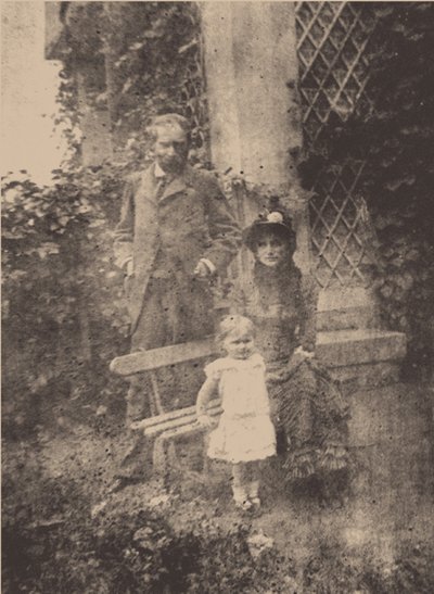 贝特·莫里索（Berthe Morisot），丈夫欧仁·马奈（EugèneManet）和女儿朱莉（Julie），约1881年 作者 不明