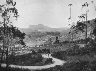 从Ramboda通行证向东南看，朝努沃勒埃利耶（Nuwara Eliya）和Hakgalla岩的景色，1926年 作者 不明