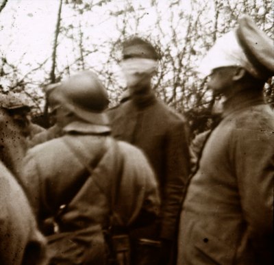 被蒙住眼睛的士兵，1918年11月 作者 不明