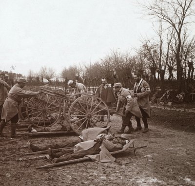 尸体，法国北部维莱尔山镇（Villers-au-Bois），c1914-c1918。 作者 不明