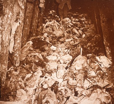 法国北部，香槟，位于科尼勒山下的隧道中的尸体，c1917 作者 不明