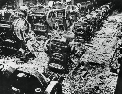 1943年4月4日，巴黎塞夫尔雷诺工厂的炸弹损坏 作者 不明