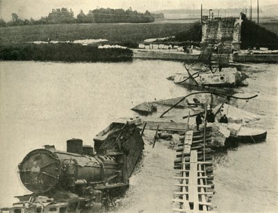 被炸的桥和火车出轨，法国北部，第一次世界大战，1914年，c1920年。 作者 不明