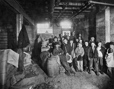 男孩捡起要卖的文件，美国，约1919年（黑白照片）。 作者 不明