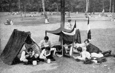 男孩露营，德国柏林，1922年 作者 不明