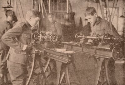 布拉德菲尔德学院的男孩制造贝壳零件，伯克希尔，c1916年1928年 作者 不明