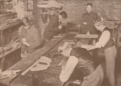 哈罗公学的男孩为伤员制作夹板，拐杖和其他物品，c1916年，1928年 作者 不明