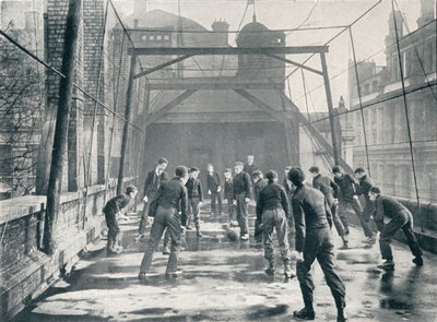 在伦敦圣保罗大教堂合唱学校屋顶上踢足球的男孩，c1901 1901年 作者 不明