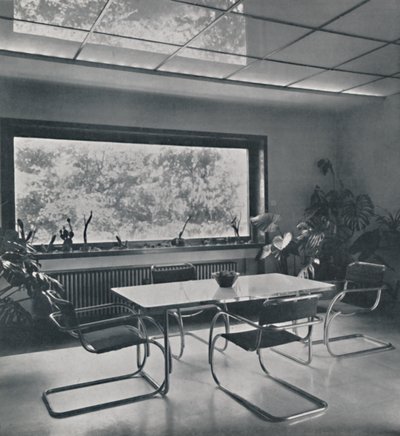 1942年，鲁道夫·弗兰克尔（Rudolf Frankel）在布加勒斯特的一间房子里吃早餐 作者 不明