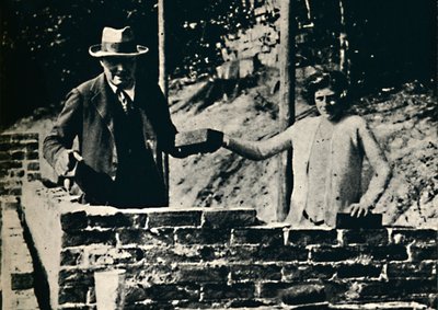 瓦工和工匠，1928年，1945年。 作者 不明