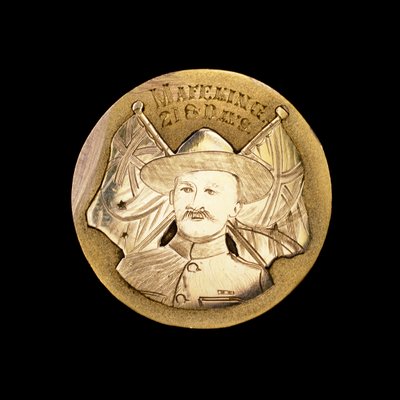 英国布尔战争奖章，庆祝抵御马费金围攻，并描绘了罗伯特-巴登-鲍威尔的形象（照片）。 作者 不明