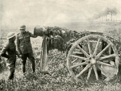 1919年，英国假枪在野外吸引德军之火。 作者 不明