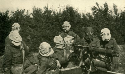 戴防毒面具的英国机关枪科，第一次世界大战，1914-1918，c1920。 作者 不明