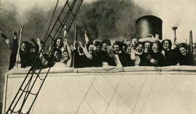 英国红十字会护士在前往前线的路上，第一次世界大战，1914年，c1920。 作者 不明