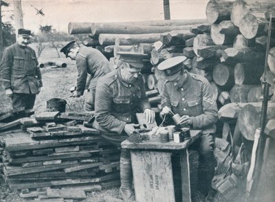 远征军的英国工程师用烟草罐制造手榴弹，c1914 作者 不明