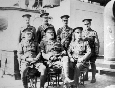 1914年11月，英国皇家爱德华邮轮上的英国军官停泊在绍森德附近 作者 不明