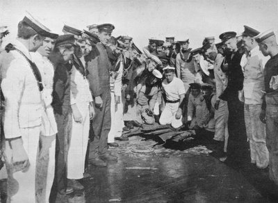 1915年，英国水手在船只甲板上打了一个洞 作者 不明
