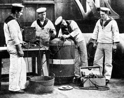第一次世界大战，1914年，英国水手在排雷 作者 不明