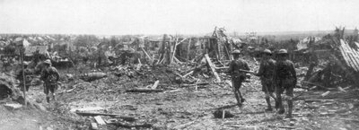 1918年8月22日，法国士兵探索法国索姆省阿尔伯特遗址 作者 不明