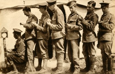 第一次世界大战，1914-1918年，1933年，英国士兵在前线同步手表。 作者 不明