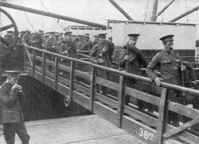1914年8月7日，英军在法国下船 作者 不明