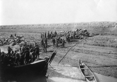 1918年，英军在底格里斯河岸边卸下枣子 作者 不明