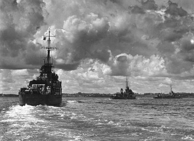 1945年，英国军舰进入澳大利亚的悉尼港 作者 不明