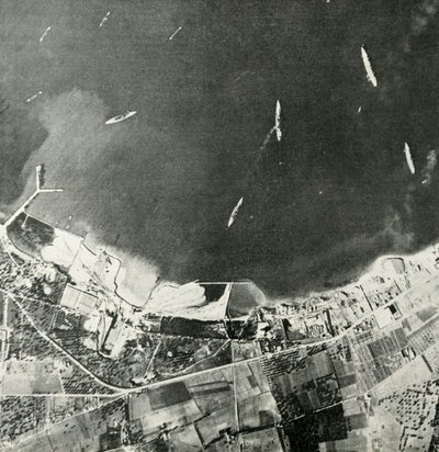 第二次世界大战（1940-1942 1944）在马耳他海岸附近的英国军舰。 作者 不明