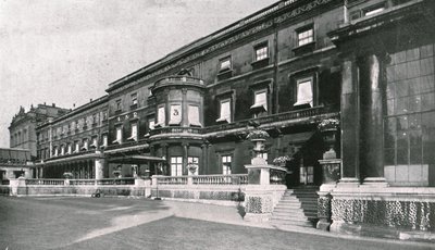 白金汉宫...显示了国王去世的房间，1910年。 作者 不明