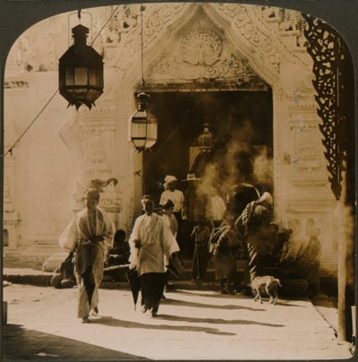 1907年，缅甸女士在前往曼德勒市集的路上 作者 不明