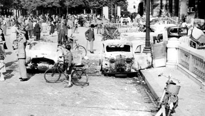 烧毁的汽车，协和广场，巴黎解放，1944年8月 作者 不明