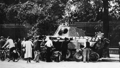 旁观者在1944年8月解放巴黎的美第奇街上检查一辆废弃的坦克 作者 不明