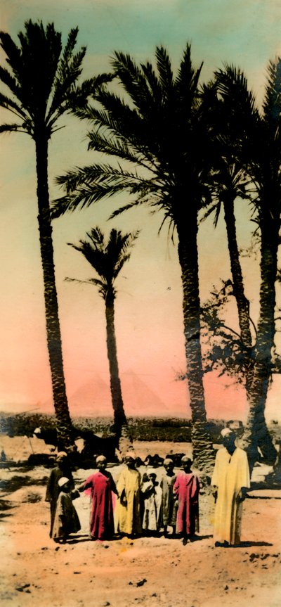 开罗：金字塔附近的土著儿童，c1918-c1939。 作者 不明