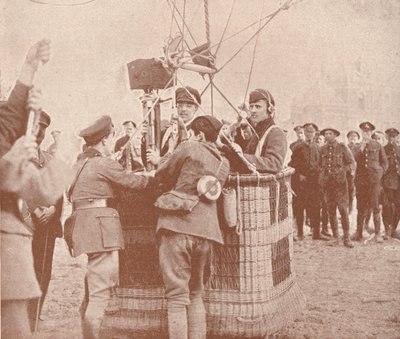 加拿大官方摄影师和助手准备在风筝气球中升空，c1917 1919 作者 不明