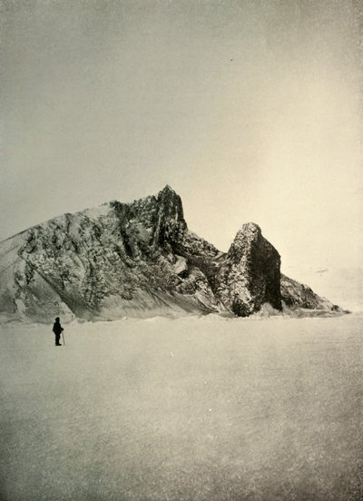 Cape Barne。右前景中的支柱是火山，建于1909年，约于1909年。 作者 不明