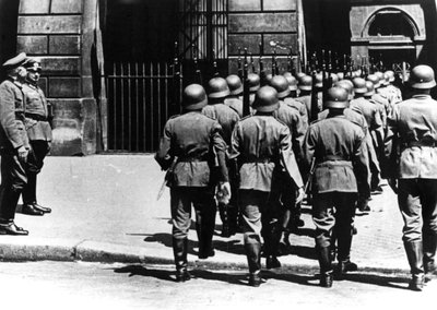 1940年6月，在被占领的巴黎德国总部换岗 作者 不明